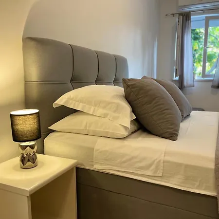 Apartment Versus Mlini